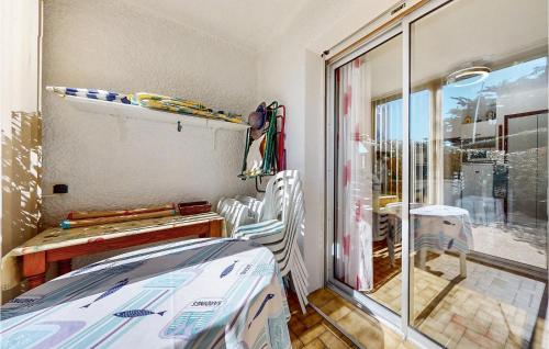 um quarto com uma cama e uma porta de vidro deslizante em Nice Apartment In Saint-pierre-dolron With Kitchen em Saint-Pierre-dʼOléron