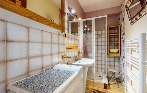 uma casa de banho com um lavatório e um WC. em Nice Apartment In Saint-pierre-dolron With Kitchen em Saint-Pierre-dʼOléron