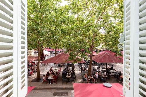 una vista aérea de un restaurante con gente sentada en las mesas en *Chic & Basic T3* place Carnot, en Carcassonne
