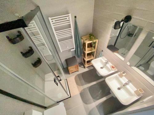 La salle de bains est pourvue d'un lavabo et d'un miroir. dans l'établissement NEREA Rota Apartment by Cadiz4Rentals, à Rota