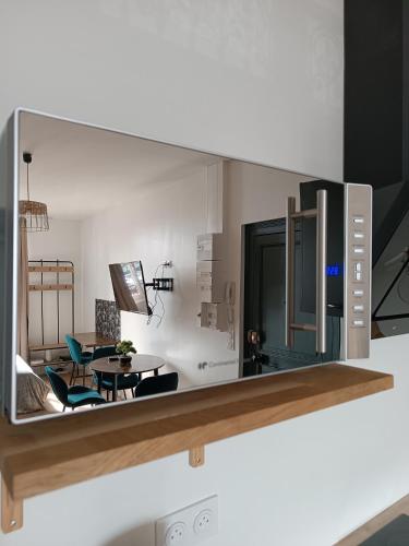 - un grand miroir sur le mur du salon dans l'établissement Résidence Les Bénédictins, à Limoges