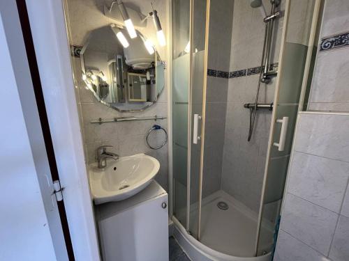 une salle de bain avec un lavabo et une douche dans l'établissement Studio 2 pers avec terrasse et piscine au Cap d'Agde - FR-1-249A-25, au Cap d'Agde