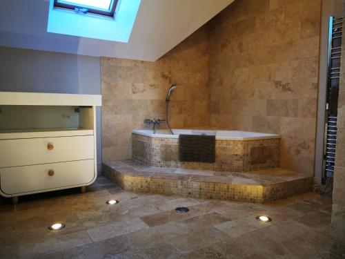 Mailly-le-Château的住宿－La Chouette - Les Bastides d'Edouard - Bourgogne，带浴缸和窗户的大浴室