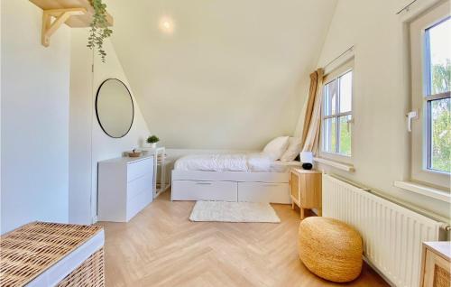 - une petite chambre avec un lit et un miroir dans l'établissement Gorgeous Home In Hoge Hexel With Kitchen, à Hoge-Hexel
