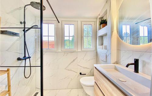 een badkamer met een douche en een wastafel bij Gorgeous Home In Hoge Hexel With Kitchen in Hoge-Hexel