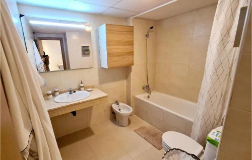 La salle de bains est pourvue d'un lavabo, de toilettes et d'une baignoire. dans l'établissement Stunning Apartment In Vera With Wifi, à Vera