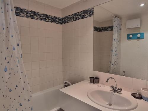 La salle de bains est pourvue d'un lavabo, d'une baignoire et d'un miroir. dans l'établissement Studio Plagne Aime 2000, 2 pièces, 4 personnes - FR-1-181-2579, à Aime La Plagne