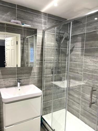 a bathroom with a shower and a sink at Lovely 1 bed apartment, 15mins from Central London in London