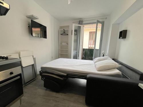 Habitación hospitalaria con cama y ventana en Studio Amélie-les-Bains-Palalda, 1 pièce, 2 personnes - FR-1-659-91, en Amélie-les-Bains-Palalda