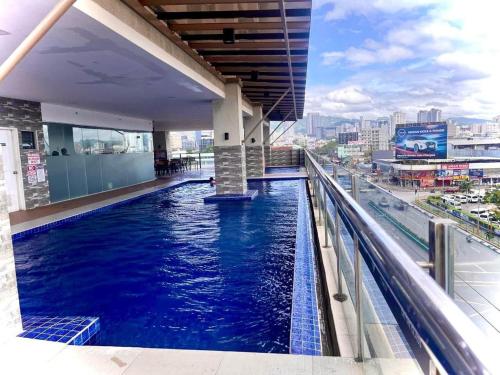 Swimmingpoolen hos eller tæt på 2506 Sunvida Tower across SM City