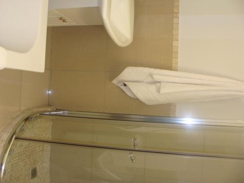 baño con toallas colgadas en la pared en Lonehill - Deluxe 2 Guest Studio - Suite 4, en Sandton
