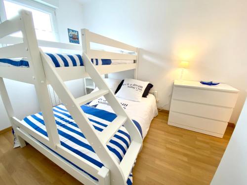 une chambre avec deux lits superposés et un bureau dans l'établissement La Vigie, à Concarneau