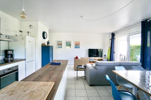 une cuisine et un salon avec un canapé et une table dans l'établissement La Vigie, à Concarneau