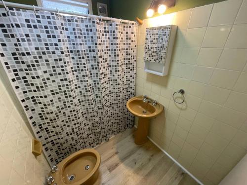 ein Bad mit einer Dusche, einem WC und einem Waschbecken in der Unterkunft Temporary Accommodation in Buenos Aires Comfort and Excitement in Buenos Aires