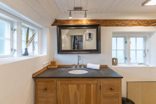 a bathroom with a sink and a mirror at Das Countryhouse in Humptrup