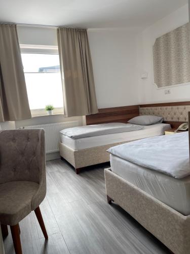 Postel nebo postele na pokoji v ubytování Hotel Rosenheim