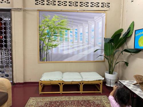 un banc installé dans une pièce avec fenêtre dans l'établissement Homestay Bukit Awi, à Kulim