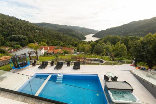 una piscina en la azotea con vistas al río en Quinta Flor de Lis, Gerês, en Vieira do Minho