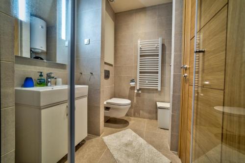 Ένα μπάνιο στο Luxury Kalman Centar Apartman