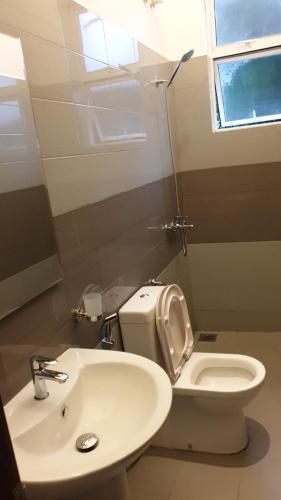 uma casa de banho com um WC branco e um lavatório. em Bevons Place em Piliyandala