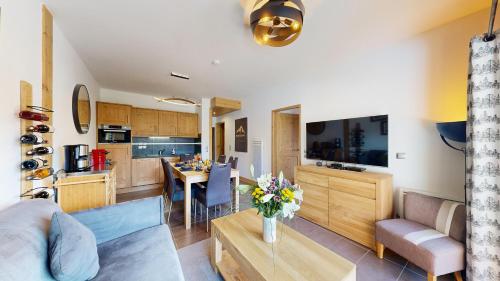 un salon et une cuisine avec un canapé et une table dans l'établissement Elégant logement, Superbe vue, à Champagny-en-Vanoise