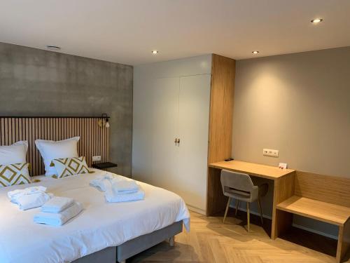 een hotelkamer met een bed met handdoeken erop bij Dionbulles & Dionlodge Guesthouse and not included private wellness in Chaumont-Gistoux