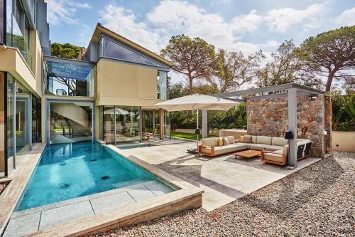 une maison avec une piscine devant une maison dans l'établissement Villa Calanque, Saint-Tropez, à Saint-Tropez