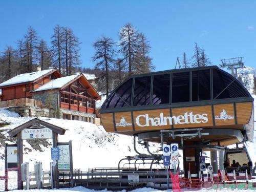 wyciąg narciarski z budynkiem w śniegu w obiekcie Chalet le Soleil w mieście Montgenèvre