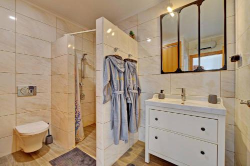 La salle de bains est pourvue d'une douche, d'un lavabo et de toilettes. dans l'établissement Patio suite, à Olhão
