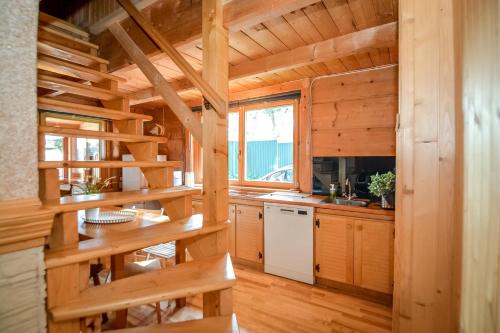 eine Küche mit Holztreppe in einem Blockhaus in der Unterkunft Wspólna Chata in Białka Tatrzańska