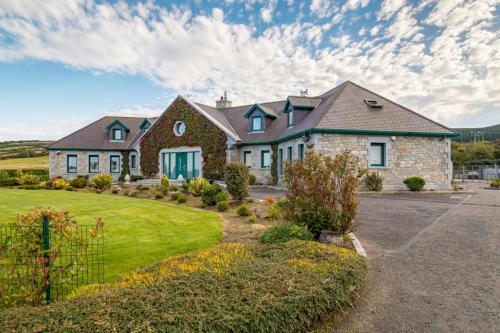 una casa grande con un patio verde en Like walking into a fantastic novel at Inishowen House, en Rashenny