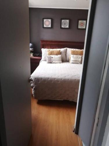 Een bed of bedden in een kamer bij Amplió, cómodo y amoblado departamento, La Florida