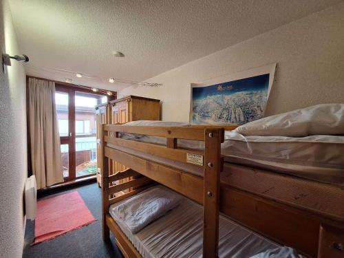 1 Schlafzimmer mit 2 Etagenbetten und einem Fenster in der Unterkunft Appartement Les Arcs 1800, 2 pièces, 5 personnes - FR-1-411-31 in Arc 1800