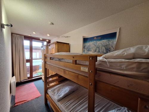 une chambre avec deux lits superposés et une fenêtre dans l'établissement Appartement 2 pièces aux Arcs 1800, 5 pers., au pied des pistes avec balcon, proche commerces et ESF - FR-1-411-31, à Arc 1800