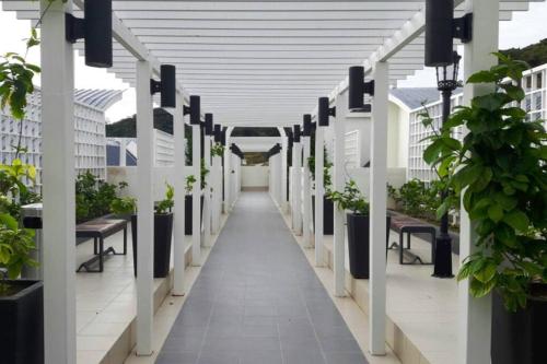 un couloir vide d'un bâtiment avec des plantes en pot dans l'établissement G Residence - 2BR Family Suite Barrington Night Market - 4, à Brinchang