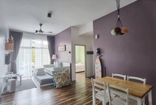 - un salon avec une table et un canapé dans l'établissement G Residence - 2BR Family Suite Barrington Night Market - 4, à Brinchang