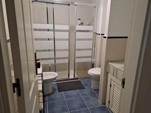a bathroom with a toilet and a shower at Bienvenido a tu habitacion in Málaga