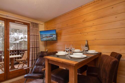 里雾诗Résidence Le Château - D86 - Happy Rentals的一间带桌椅和阳台的餐厅