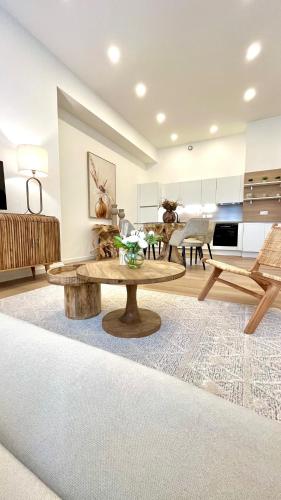 un salon avec une table et un canapé dans l'établissement Coeur de Lille- 2 Chambres Idéal famille, à Lille