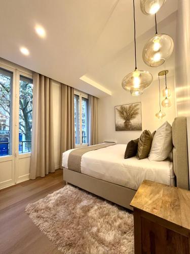 une chambre avec un lit et une grande fenêtre dans l'établissement Coeur de Lille- 2 Chambres Idéal famille, à Lille