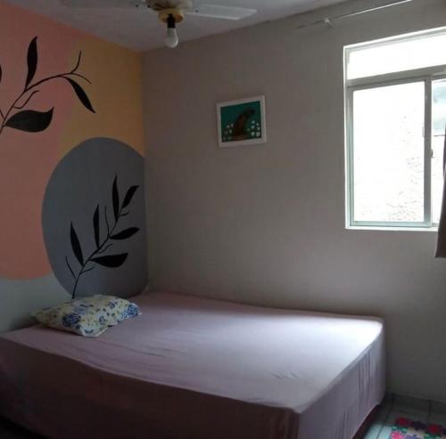 sypialnia z łóżkiem z rośliną na ścianie w obiekcie Brisa Praiana lll w mieście Cabedelo