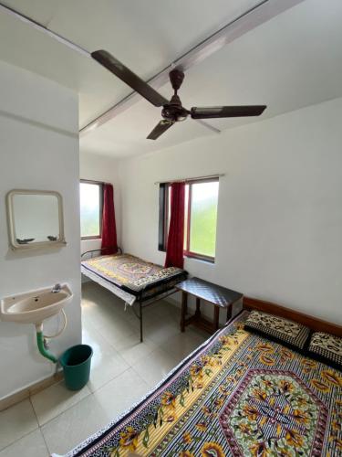 Postel nebo postele na pokoji v ubytování Hotel Aviraj Nivas