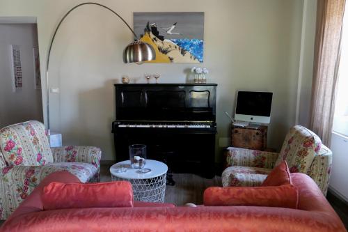 sala de estar con sofá y piano en Il Casale dei Nonni, en Rieti