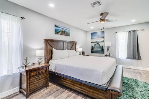 - une chambre avec un lit et une commode avec une table de chevet dans l'établissement Ideal Time, à Île Padre