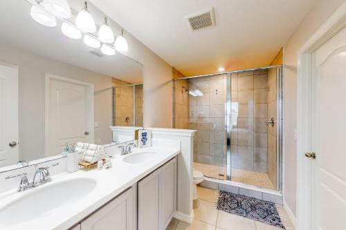 łazienka z 2 umywalkami i prysznicem w obiekcie Pelican Escape w mieście Davenport