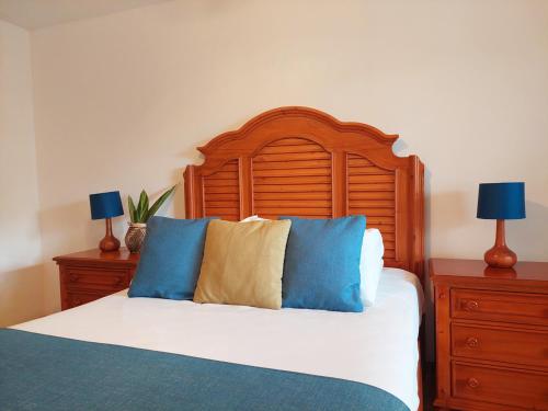 a bedroom with a bed with two blue and yellow pillows at Hotel Green 9 & Beach Resort Casablanca in Same