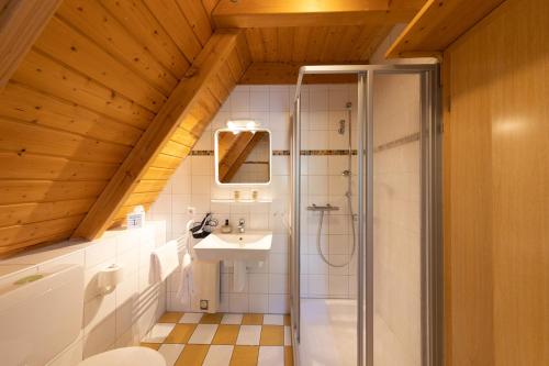 uma casa de banho com um chuveiro e um lavatório. em OT 1 - Strandvogt 3 Komfort em Dorum Neufeld