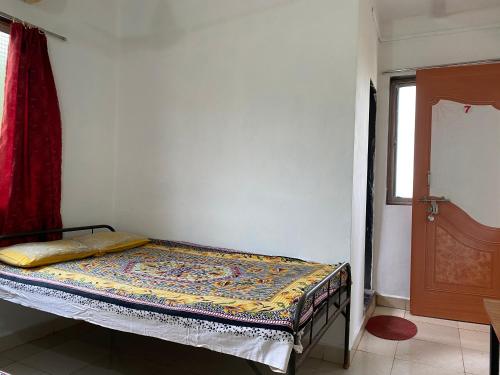 Postel nebo postele na pokoji v ubytování Hotel Aviraj Nivas
