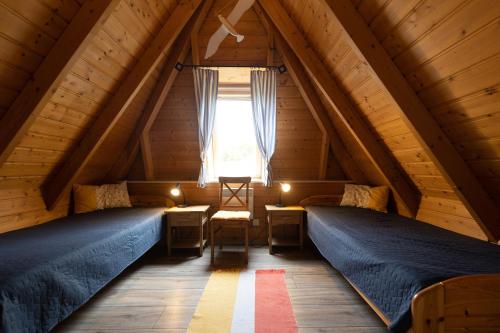 um quarto no sótão com 2 camas e uma janela em OT 1 - Strandvogt 3 Komfort em Dorum Neufeld