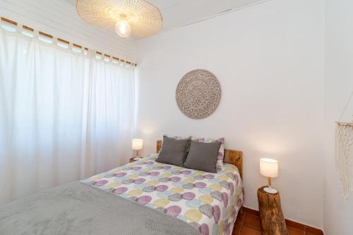 a bedroom with a bed and two lamps at Ticket2Surf in Palheiros da Tocha